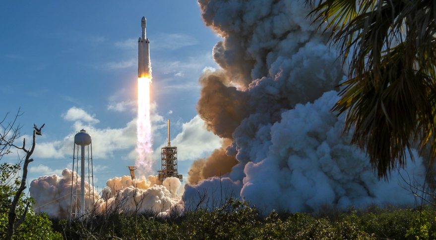 A+SpaceX+Falcon+Heavy+lifts+off+from+Kennedy+Space+Centers+Launch+Complex+39A+on+its+inaugural+flight+Feb.+6.+